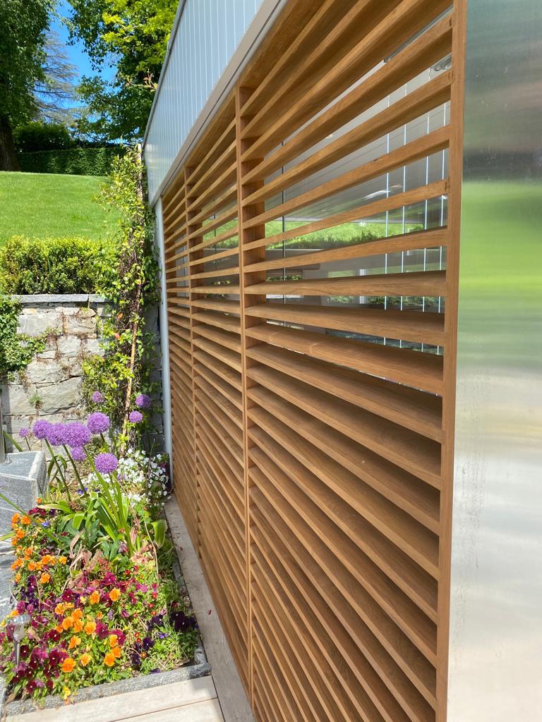 Amenagement exterieur Geneve, persienne claustra en teck massif, 3 panneaux, menuisier ébéniste, Pierre Thomassin, jardinière fleurs