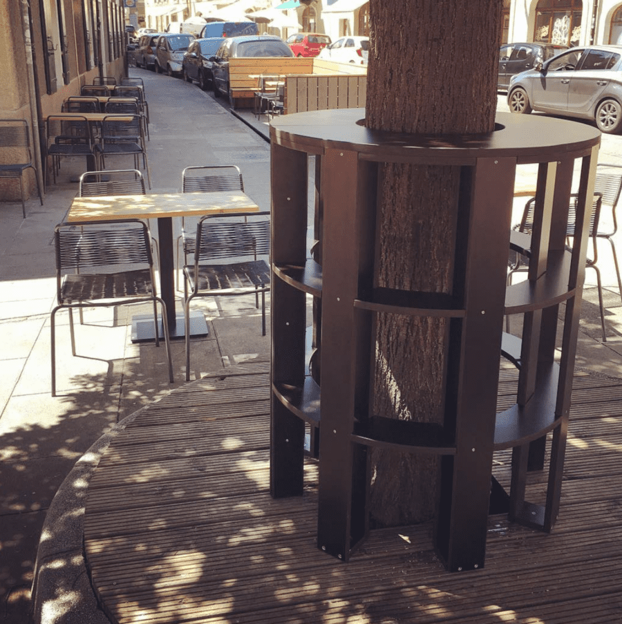 Bar autour d'un arbre, support en bois, bar terrasse geneve réalisé par un artisan menuisier à Geneve Pierre Thomassin