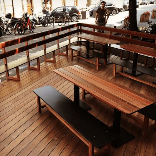 Table et bancs et sol en bois pour une terrasse de bar à Genève, style authentique, artisan menuisier Pierre Thomassin Geneve, bar Carouge