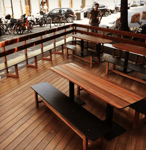 Table et bancs et sol en bois pour une terrasse de bar à Genève, style authentique, artisan menuisier Pierre Thomassin Geneve, bar Carouge