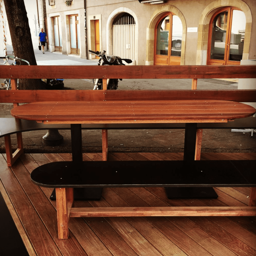 Table et bancs et sol en bois pour une terrasse de bar à Genève, style authentique, artisan menuisier Pierre Thomassin Geneve, bar Carouge