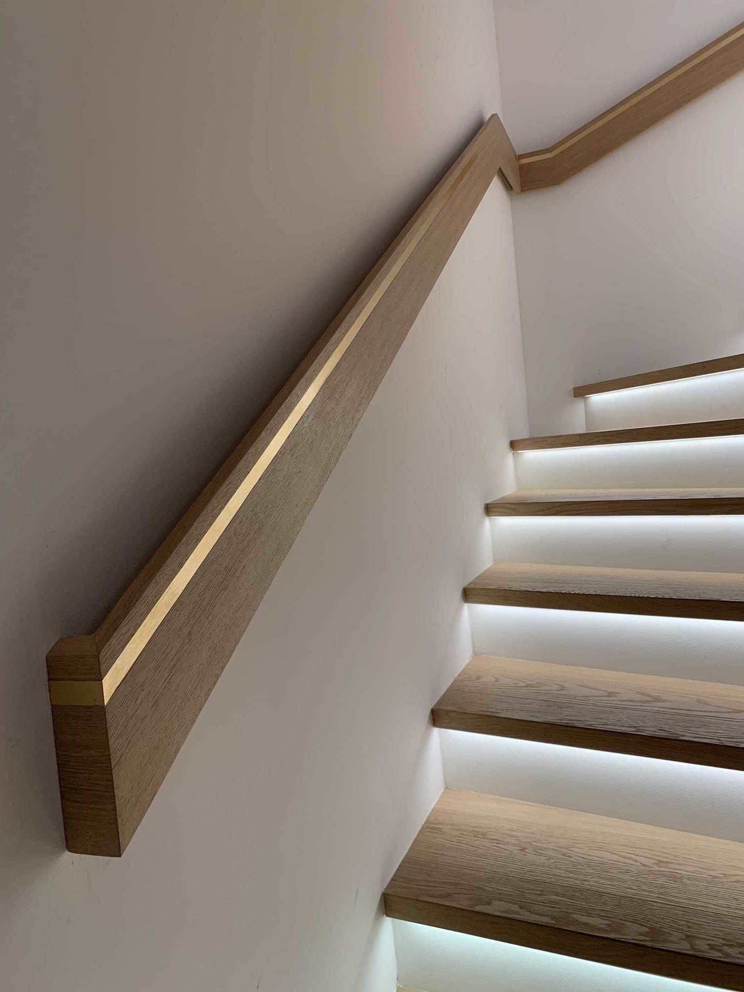 escalier et main courante en chene, Pierre Thomassin artisan menuisier Geneve, incrusation de leds